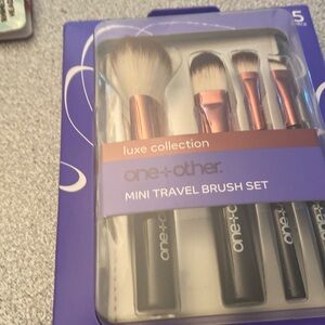 Mini travel brush set